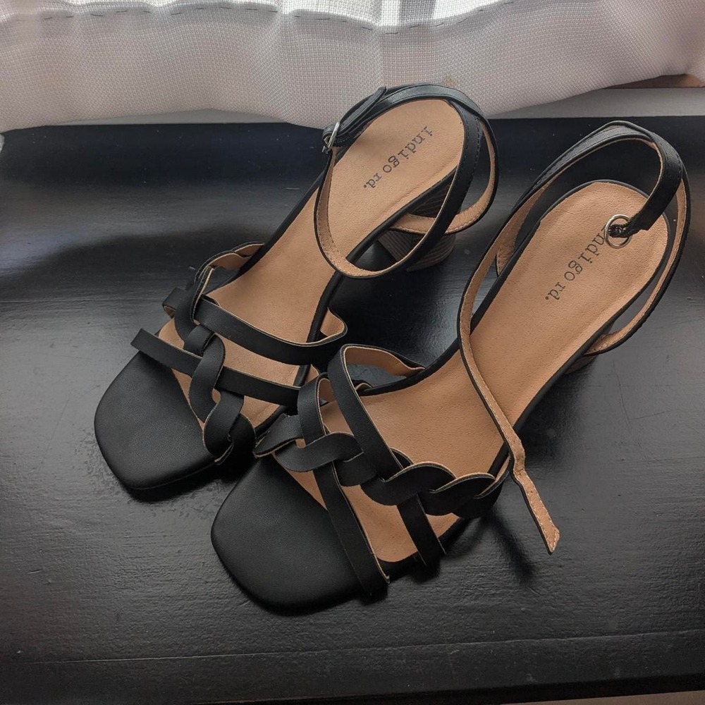Black strappy heels with a block heel #heels #blackshoes #formal only worn once